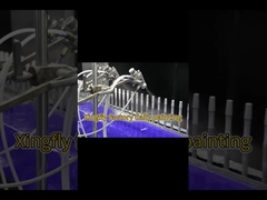 Lavoro quotidiano in fabbrica: verniciatura a spruzzo del coperchio nel colore richiesto dal cliente.