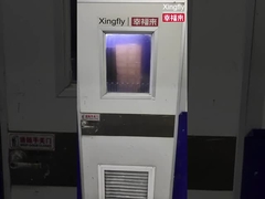 Chiusura della bottiglia con lucido da unghie Colorato con lucido da unghie bottiglia di vetro con spazzola